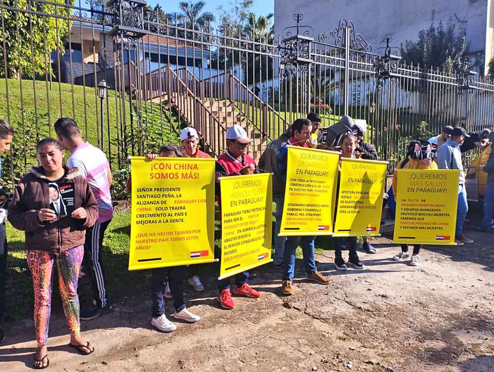 Manifestación frente al consulado de Taiwán habría sido pagada
