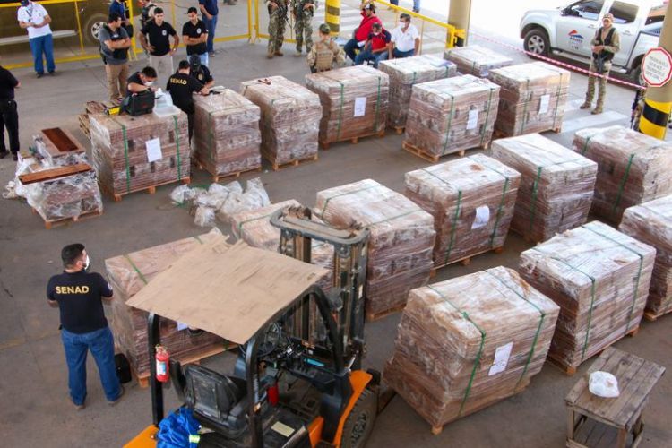 Ocho detenidos por cocaína hallada en piezas de madera, uno de ellos sería dirigente de la ANR