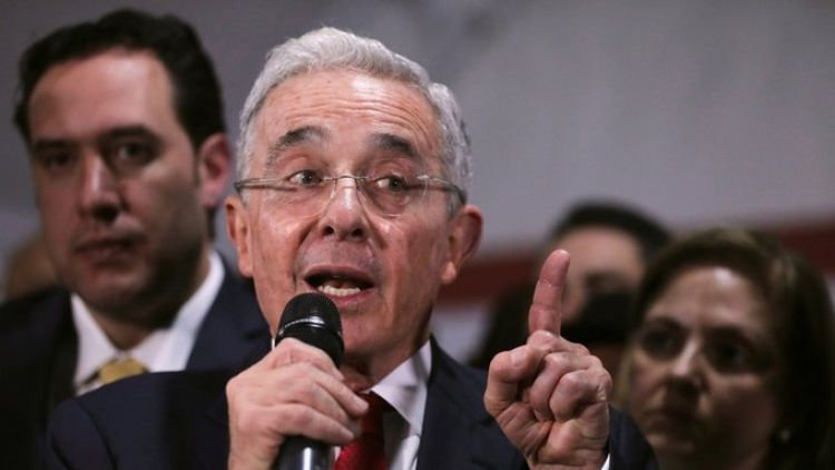 lvaro Uribe responde a Twitter por eliminar un tuit