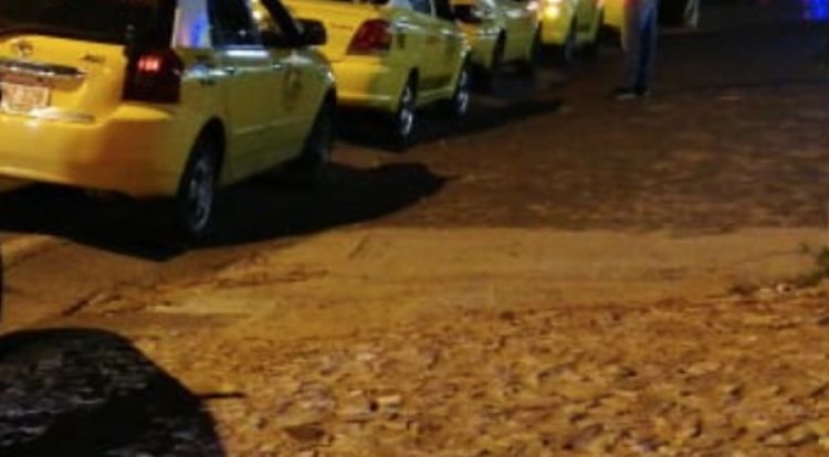 Asaltan a un taxista y lo encierran en la valijera de su vehículo