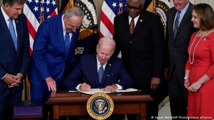 Biden firma histórica ley contra la inflación