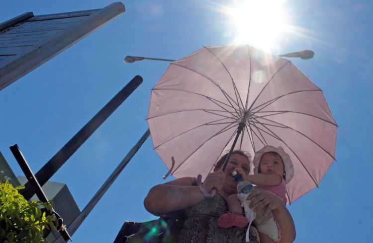 Instan a evitar exposición prolongada al sol y a revisar manchas en la piel como medida de prevención