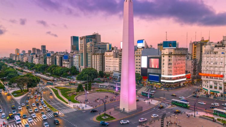 Argentina registra su récord histórico de casos de COVID-19, con 20.870