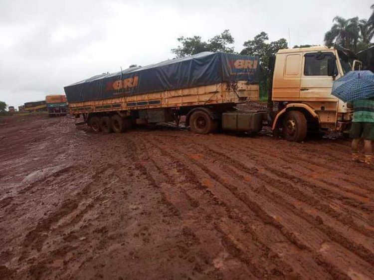Puerto Indio sigue sumida en el olvido, camiones varados en el barro
