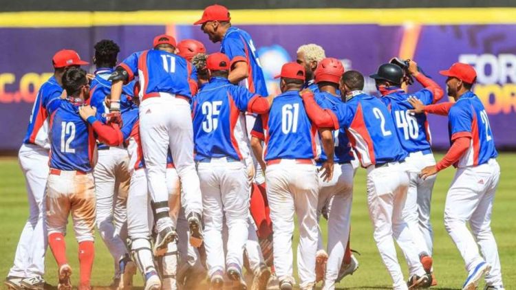 Jugadores de béisbol cubanos protagonizan la mayor deserción de la isla en años durante un torneo en México