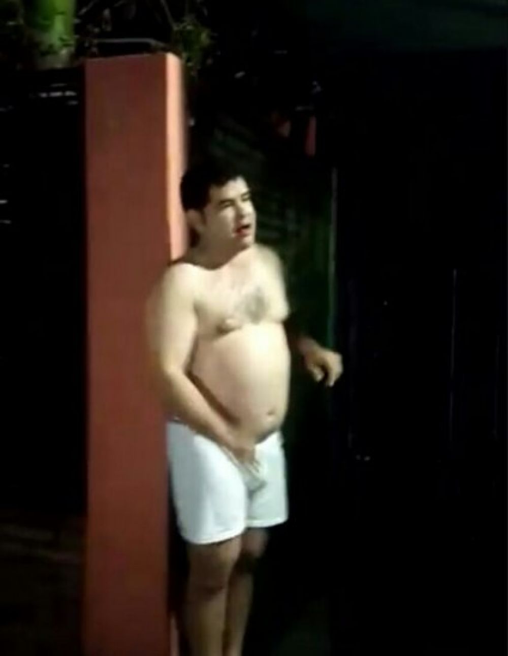 Semidesnudo, intendente enfrentó a escrachadores