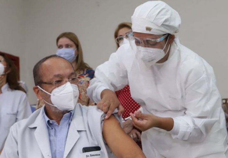 Se inició la inmunización con vacunas AstraZeneca al personal de blanco