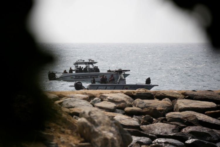 Venezuela dice que frustró invasión por mar desde Colombia
