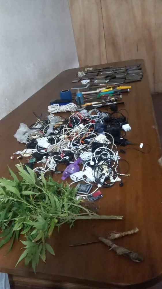 Celulares, marihuana y armas: requisa sorpresa en Emboscada