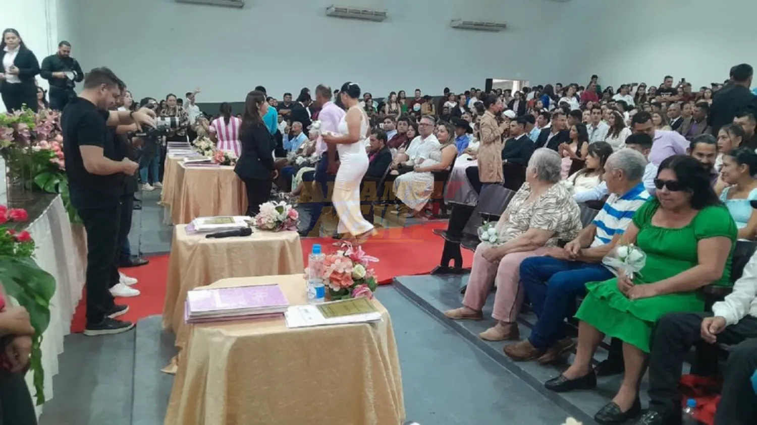 Torrencial lluvia no fue impedimento para que 220 parejas se juren amor eterno