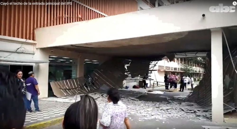 Cayó parte del techo en la entrada principal del hospital central del IPS