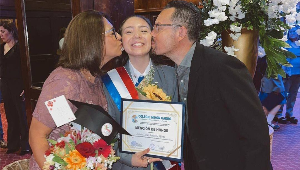 Jazmín del Paraguay terminó su cole como mejor egresada
