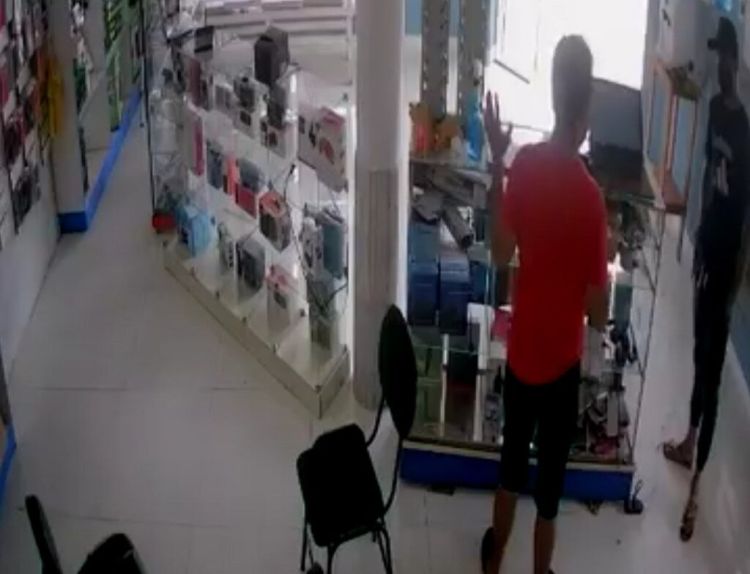 Asaltan local de venta de celulares en Concepción