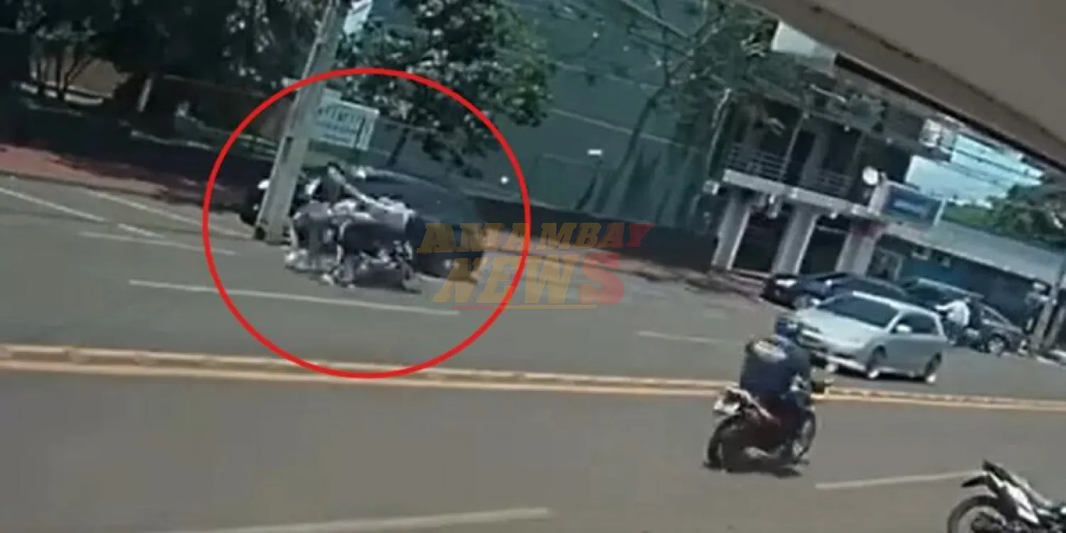 Motociclista embiste violentamente a madre e hija en Obligado