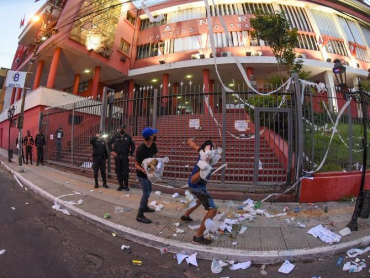 #Ko agÌƒaReikuaáta: Manifestantes empapelan ANR