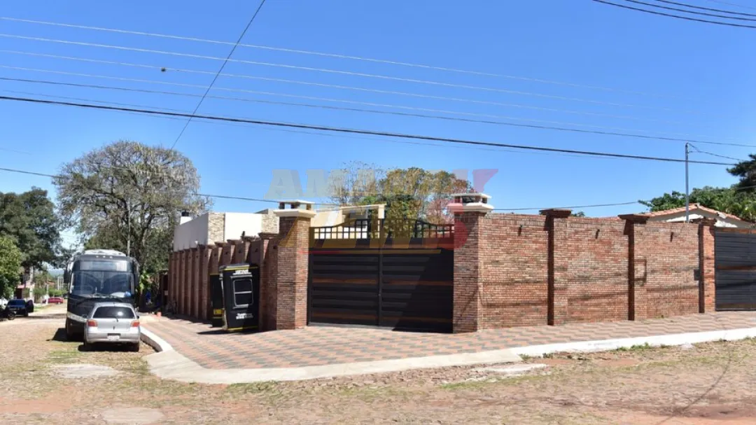 Dicen que diputado y concejala no pagaron impuestos por lujosa casa