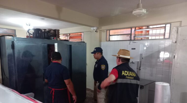 Allanan dos comercios en Encarnación por contrabando de carne