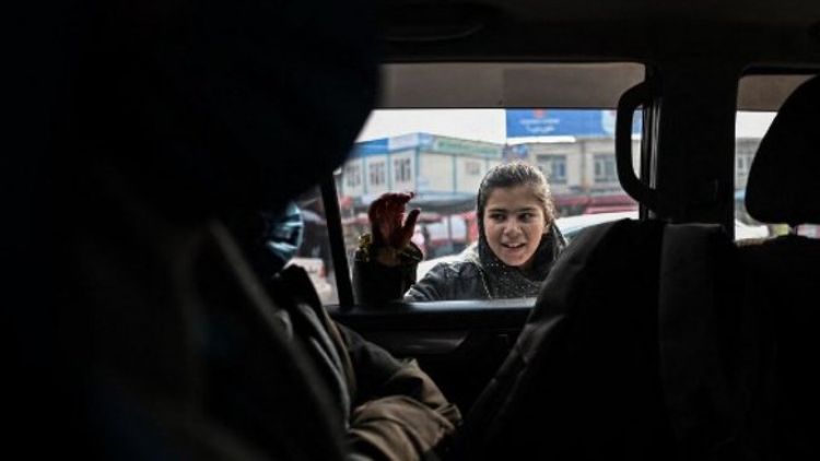 Talibanes anuncian que las mujeres solo pueden viajar acompañadas por un hombre