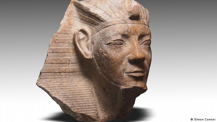 Arqueólogos hallan en Egipto la base de la estatua de Ramsés II y una esfinge en su honor