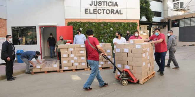 Comienzan a cargar maletines electorales para su envío a todo el país