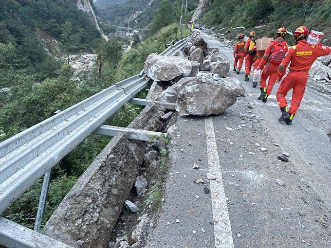 Ya son 66 los muertos por el sismo en China y sigue la búsqueda entre los escombros