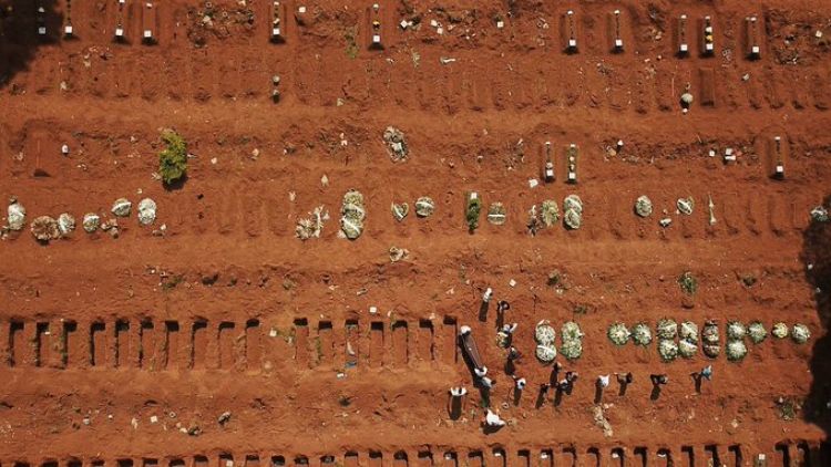 El día que Brasil alcanza un nuevo récord de muertes por coronavirus y Bolsonaro desata un cacerolazo
