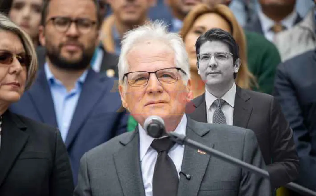Padre de Miguel Uribe asume precandidatura presidencial en Colombia tras asesinato de su hijo