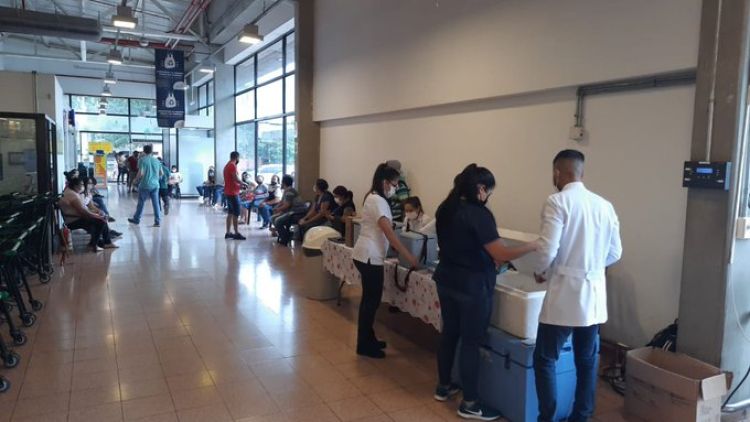 Supermercados ya dan incentivos por vacunarse contra el COVID-19