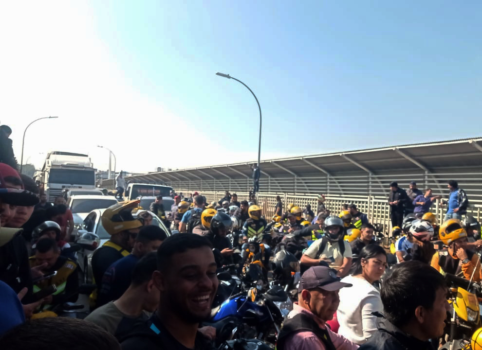 Mototaxistas brasileños cerraron el Puente de la Amistad por 40 minutos