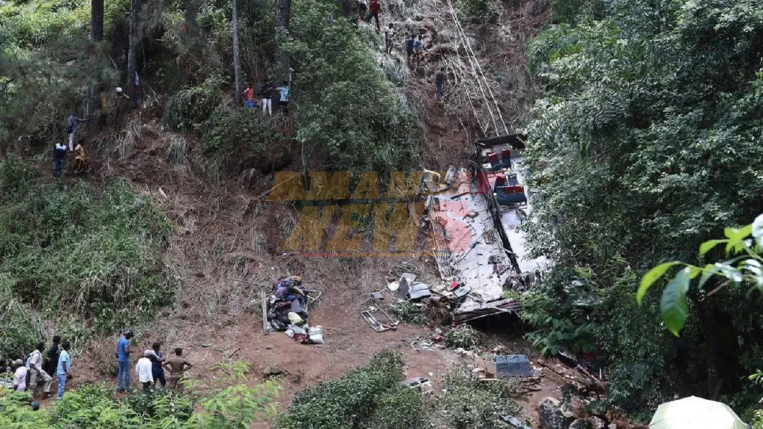 Al menos 22 muertos al precipitarse un autobús por un barranco en Sri Lanka