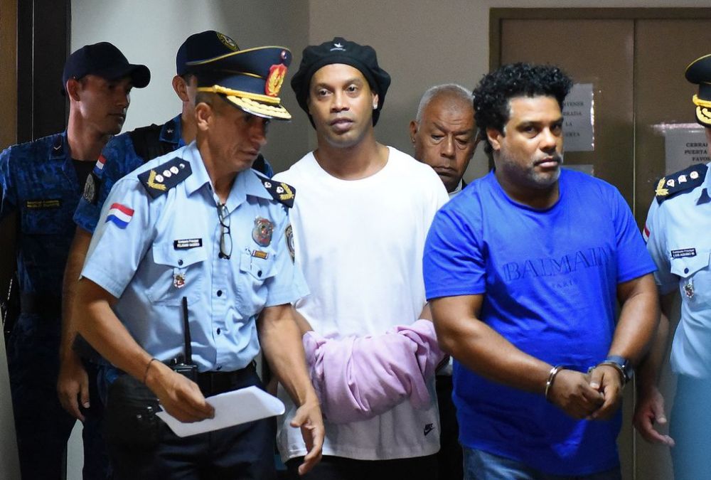 Ronaldinho y su hermano seguirán en prisión