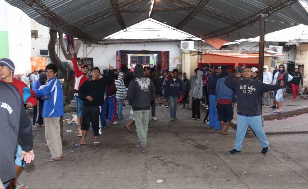 Dos reos de Tacumbú apuñalados tras discusión por la eliminación de Olimpia