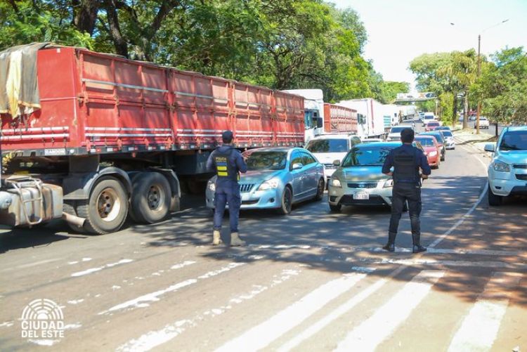 Camiones copan Ruta PY02 por paro en la Receita Federal