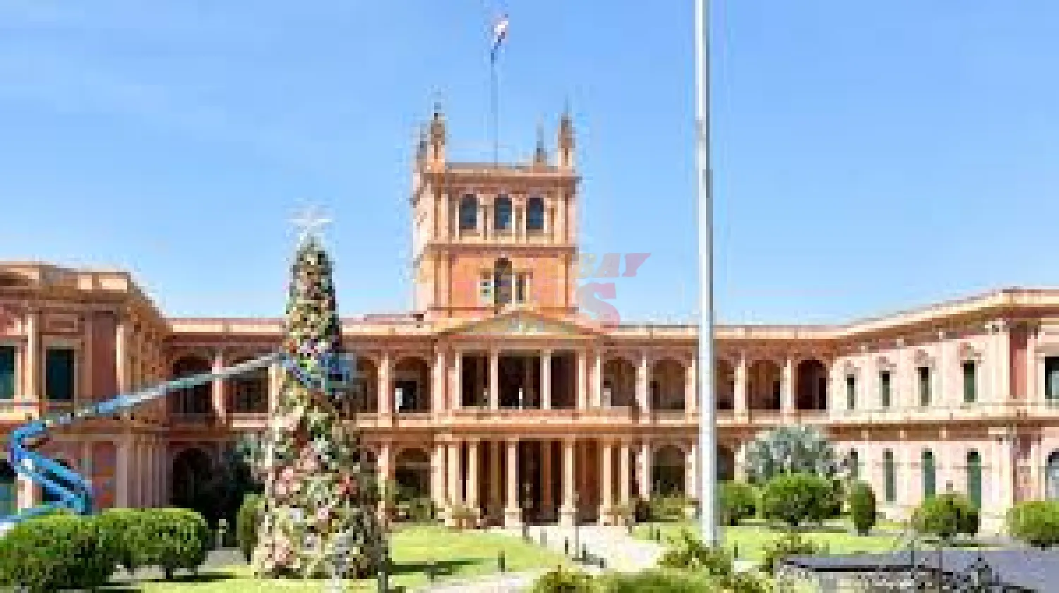 El encendido del árbol navideño queda postergado para el miércoles debido a las condiciones climáticas