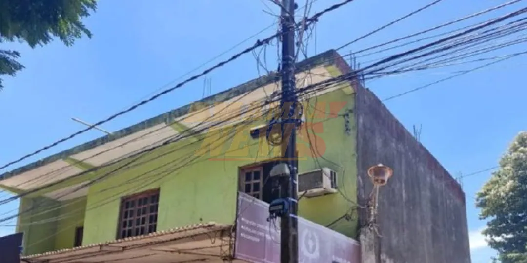 Hombre muere tras brutal descarga y caída desde una columna