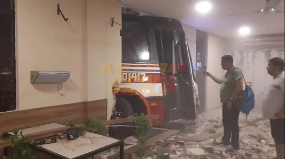 Colectivo de la Línea 110 perdió el control y chocó contra un bar en Luque