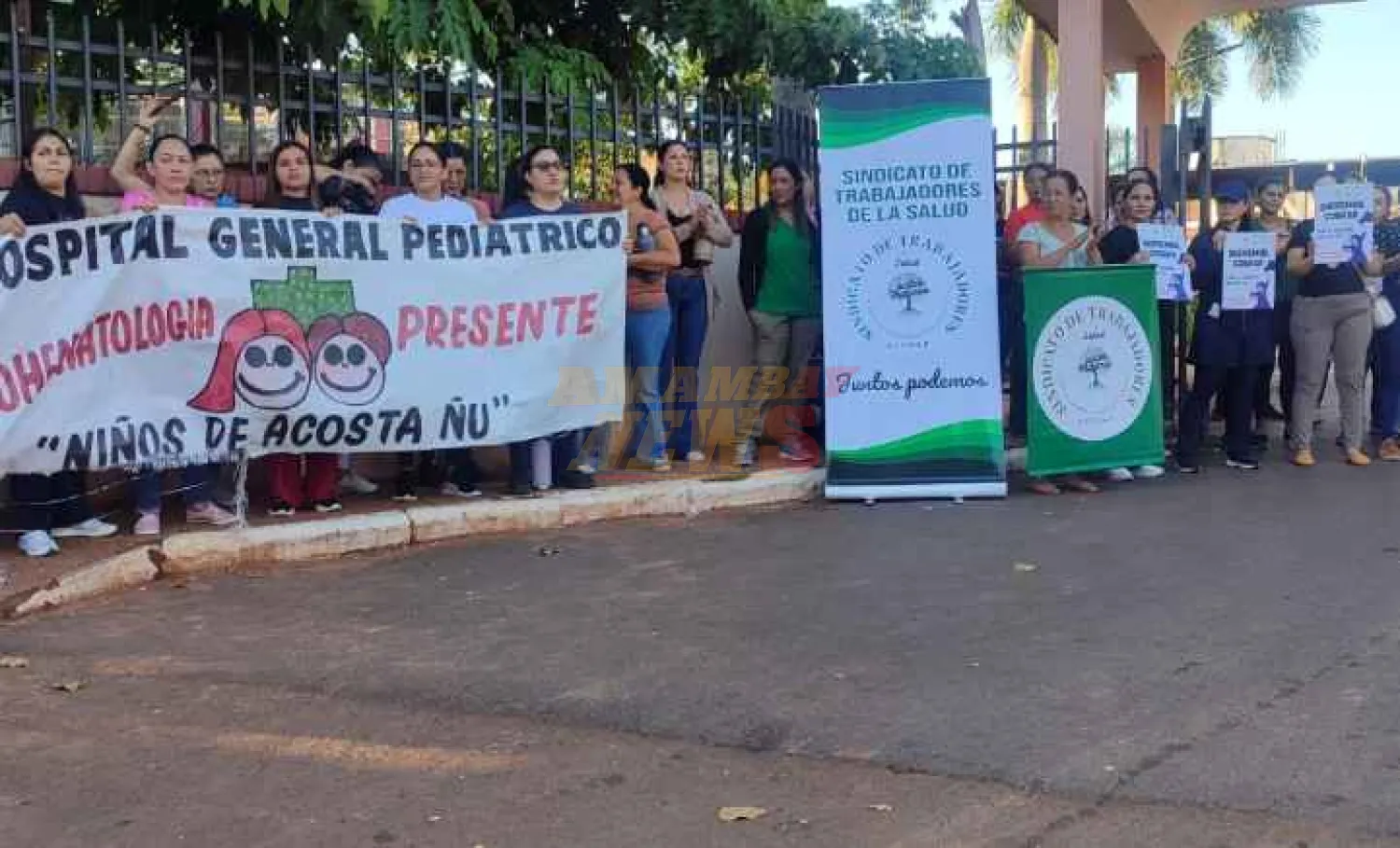 Personal de blanco del Hospital Acosta Ñu reclama pago de haberes atrasados