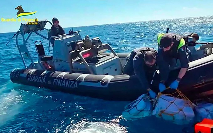 Italia: Incautan dos toneladas de cocaína en el mar cerca de Sicilia