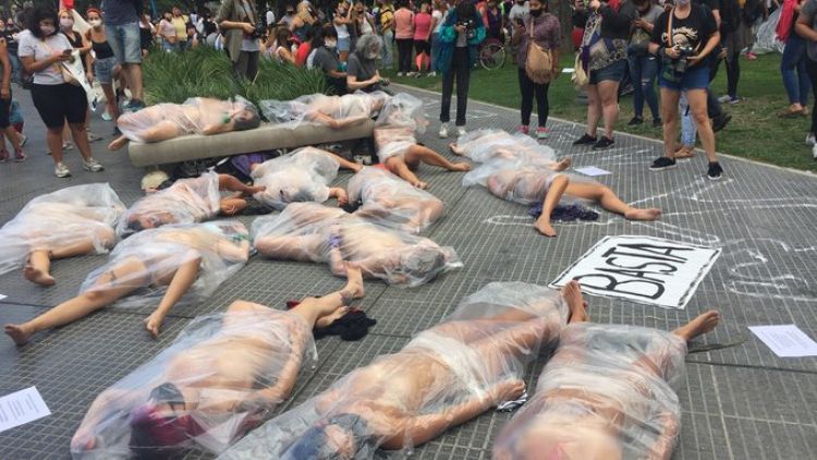 "Justicia por rsula!": mujeres argentinas regresan a las calles para denunciar la epidemia de femicidios