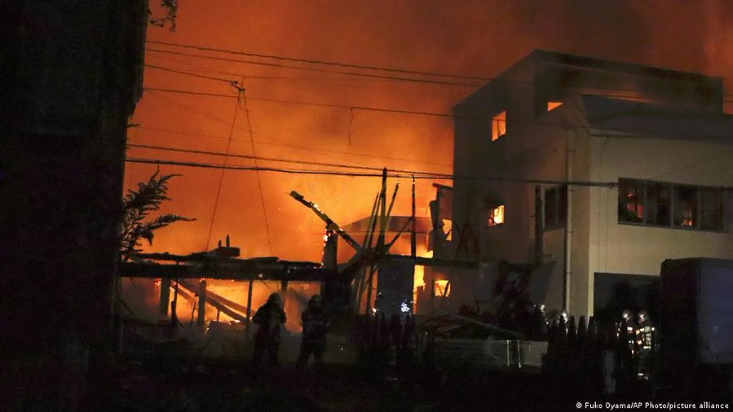 Enorme incendio devora más de 170 edificios en Japón