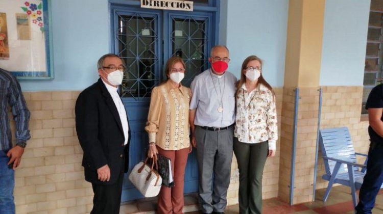 Hijas de Óscar Denis se reúnen con el enviado del Papa