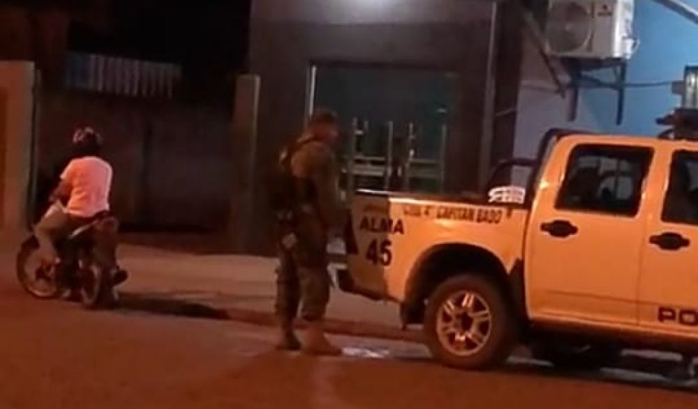 Policía que orinó por su patrullera fue removido por puerco