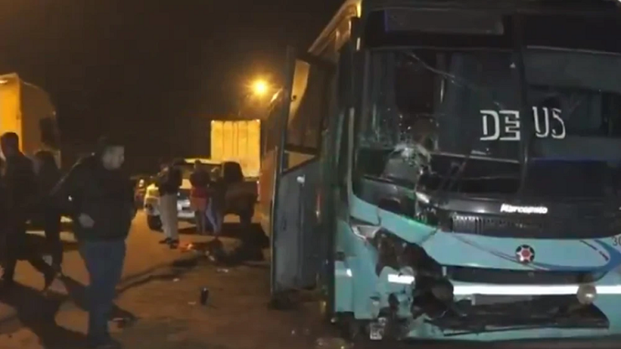 Dos fallecidos en choque entre bus y motocicleta