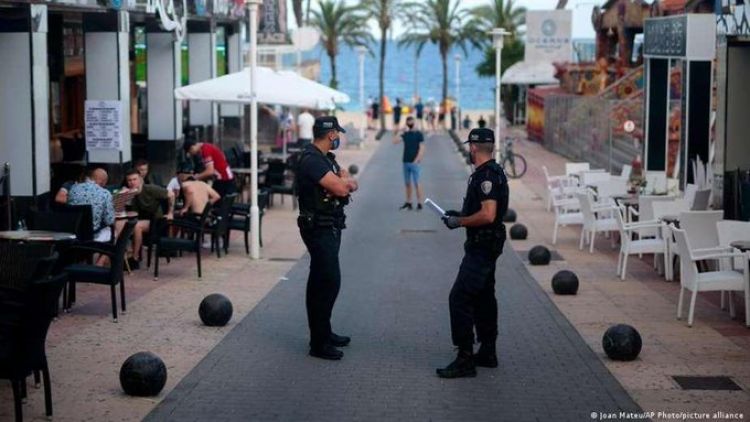 Detienen a un hombre en España por infectar a 22 personas con Covid-19