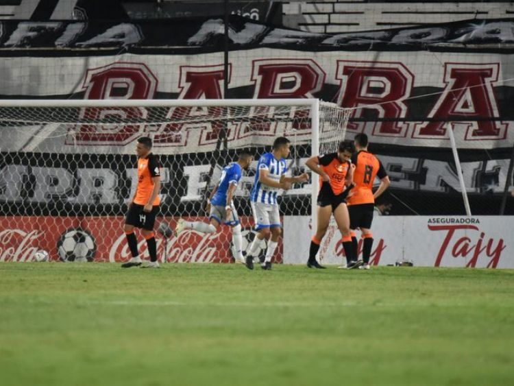 El 12 de Octubre se lleva un empate y baja a Olimpia de la punta
