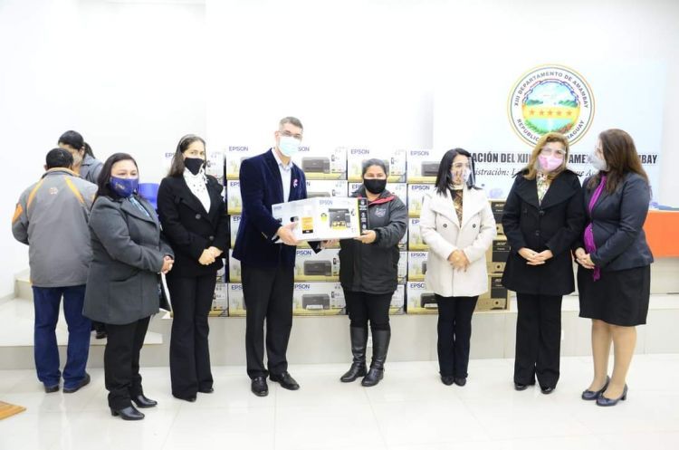 Gobernación de Amambay entregó equipos informáticos a instituciones educativas