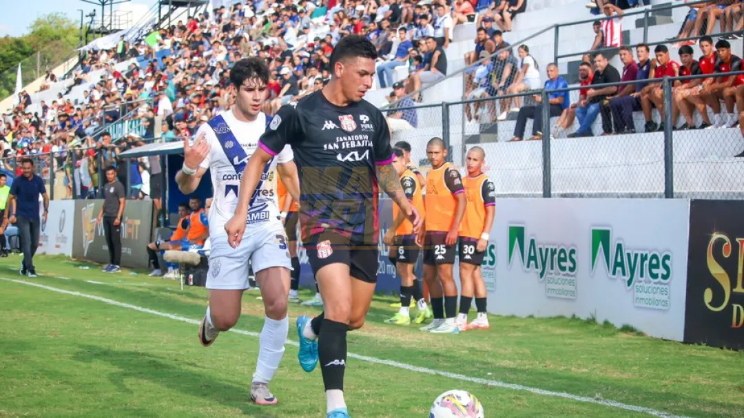 El General sonríe sobre el final y jugando con 10 hombres