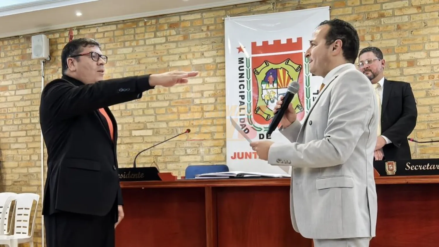 Dani Mujica jura como intendente de Ciudad del Este: “La paz y la democracia se han restituido”