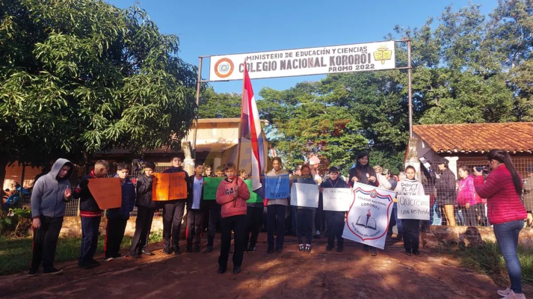 Ante la falta de director desde hace tres años, padres cierran colegio con 350 alumnos