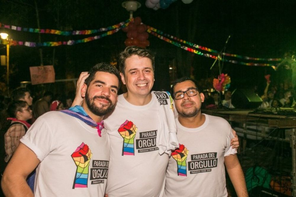Con sus dos maridos, Simón Cazal apoya el poliamor